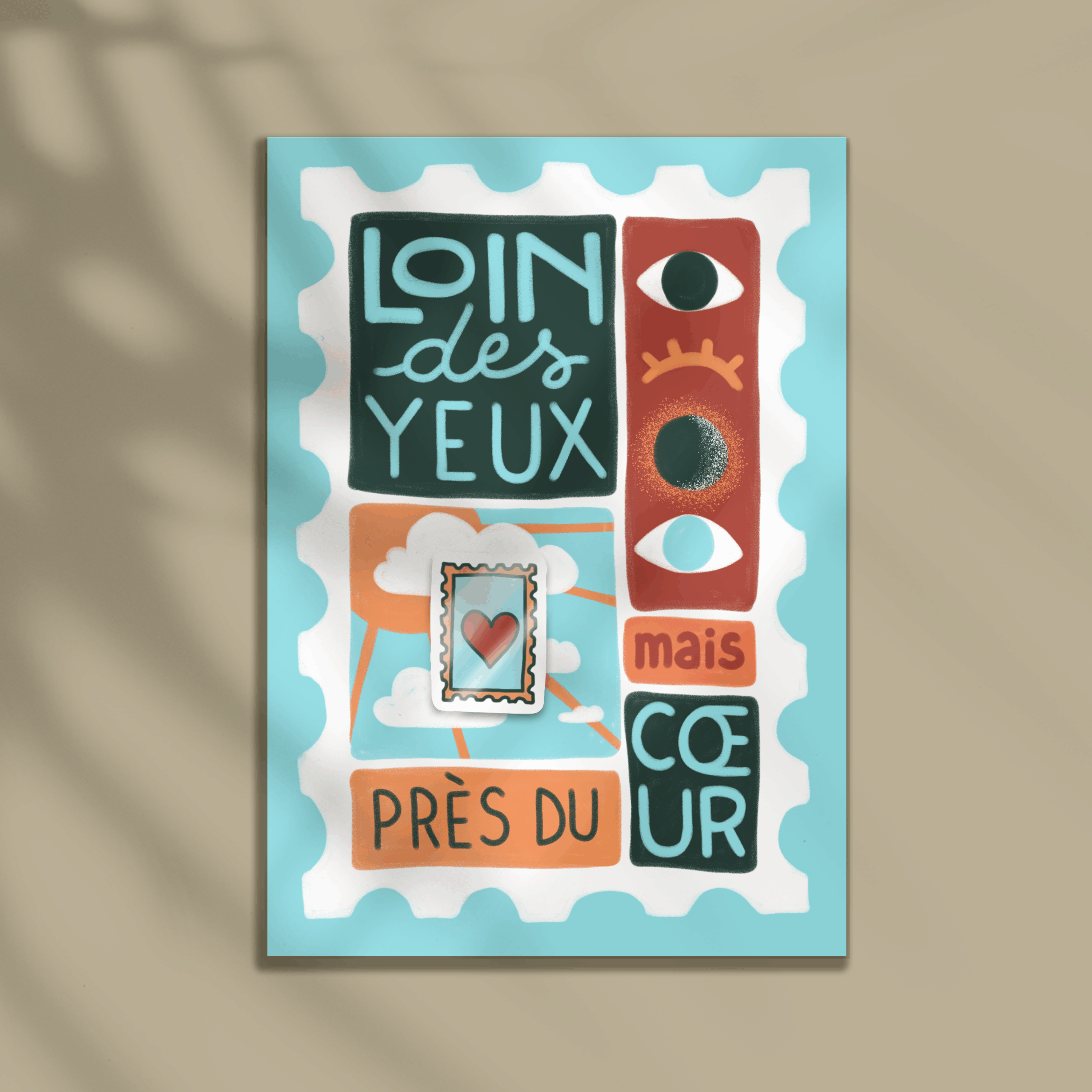 Carte postale colorée avec un TATTOO FAUX intégré en forme de timbre avec un coeur. Le message sur la carte est "Loin des yeux mais près du coeur"